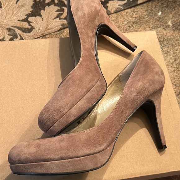 MARC FISHER Tan Heels Size 9.5. Worn a handful of times - Picture 4 of 8